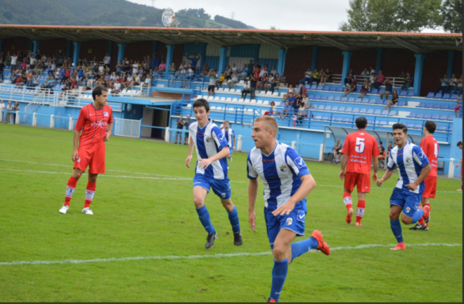 Eneko Belmonte celebra el primer gol del Somo en Tercera (Foto: JD Somorrostro).