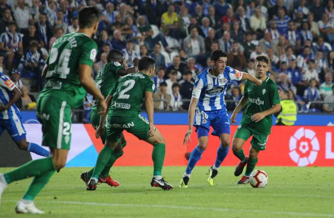 Carlos Fernández, delantero del Deportivo, contra el Sporting de Gijón en Riazor (Foto: Iris Miquel).