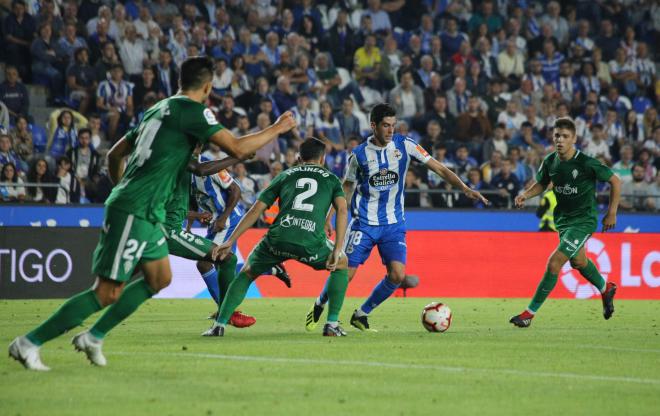 Carlos Fernández, delantero del Deportivo, contra el Sporting de Gijón en Riazor (Foto: Iris Miquel).