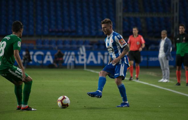 Diego Caballo, lateral izquierdo del Deportivo, en el Dépor-Sporting (Foto: Iris Miquel).