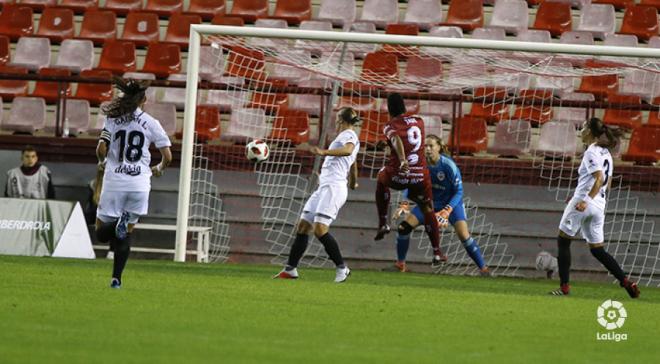 Jade Boho dispara fuera en el partido entre Logroño y Valencia de la Primera Iberdrola.