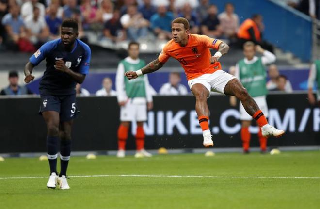Memphis Depay dispara en el Francia-Holanda ante la mirada de Samuel Umtiti.