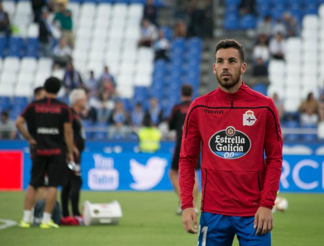 Edu Expósito calienta sobre el césped de Riazor antes del inicio del Dépor-Sporting (Foto: Iris Miquel).