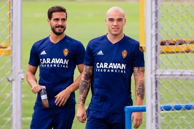 Jorge Pombo y Javi Ros en un entrenamiento del Real Zaragoza en la Ciudad Deportiva (Foto: Daniel Marzo).