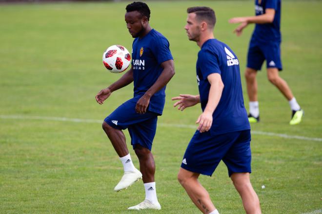 James Igbekeme toca balón en un entrenamiento del Real Zaragoza en la Ciudad Deportiva (Foto: Daniel Marzo).