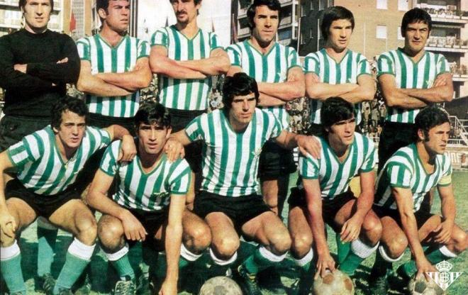 José María Mellado, segundo por la izquierda de pie, junto a Esnaola, en una formación del Real Betis en la temporada 1973-74.