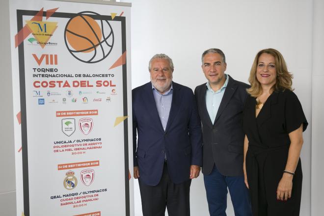 Los representantes de Diputación de Málaga y RTVA posan junto al cartel del Torneo Costa del Sol
