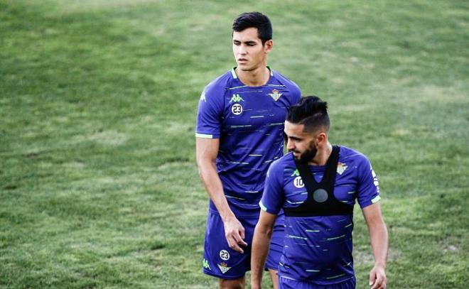 Aissa Mandi y Ryad Boudebouz en el entrenamiento del Betis (foto: Joaquín Corchero).