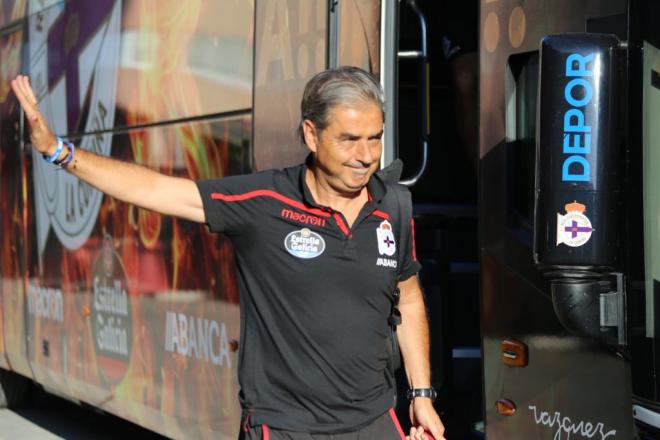 Natxo González sale del autobús del Deportivo en Riazor (Foto: Iris Miquel).