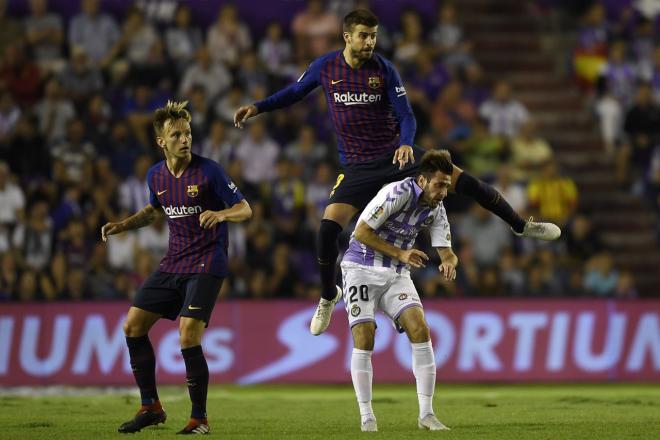 Gerard Piqué salta por encima de Duje Cop en el Valladolid-Barcelona de la jornada 2.