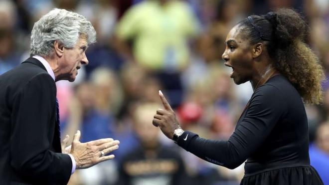 Serena Williams protesta después de su sanción por 'coaching' durante el Open USA.