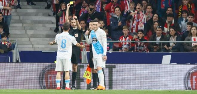 Trujillo Suárez muestra una amarilla a Emre Çolak en un Atleti-Dépor-