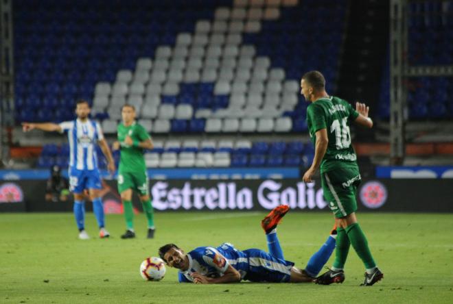 Vicente Gómez cae al suelo en un lance contra el Sporting de Gijón (Foto: Iris Miquel).