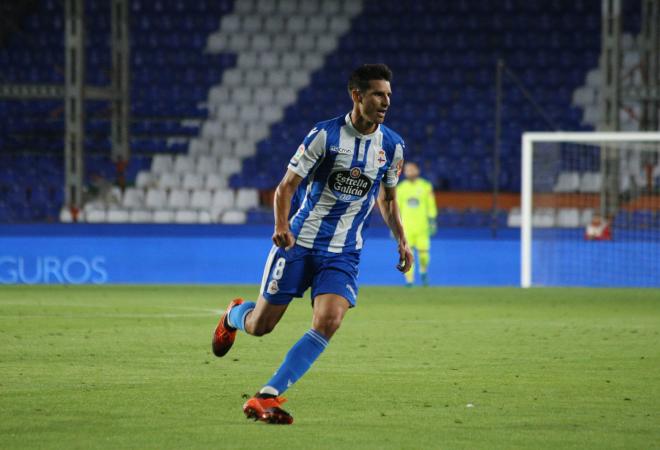 Vicente Gómez, centrocampista canario del Deportivo, en un lance contra el Sporting de Gijón (Foto: Iris Miquel).