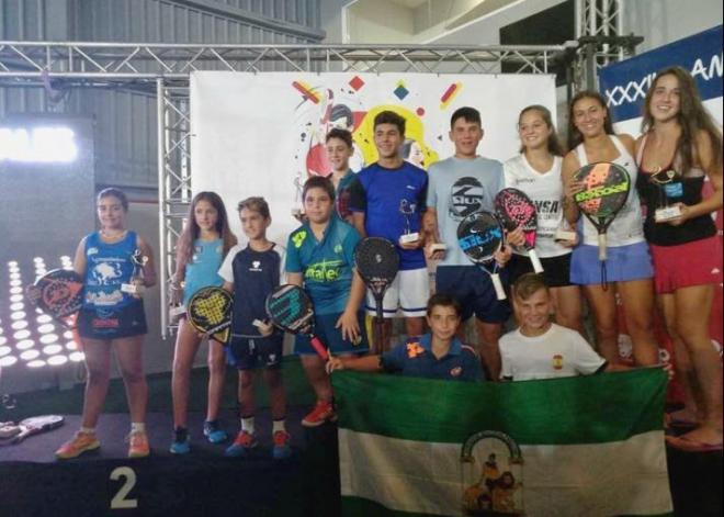 Los andaluces que se subieron al podio en el Campeonato Nacional de Menores de pádel.