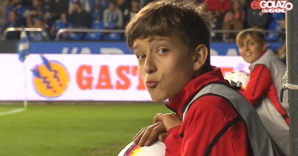 Diego, la pasión de un recogepelotas en Riazor durante el Dépor-Sporting.