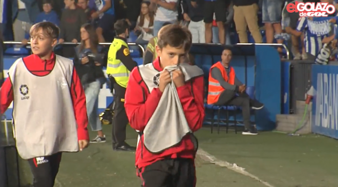 Diego, la pasión de un recogepelotas en Riazor durante el Dépor-Sporting.