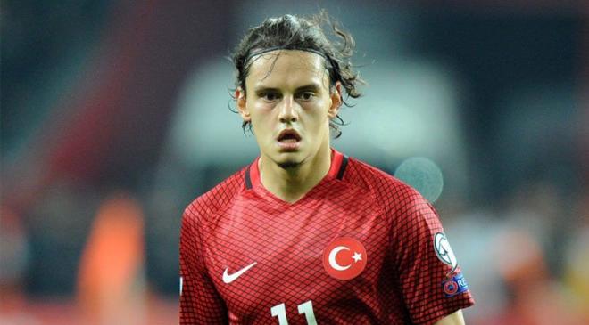Enes Ünal, en un partido con la selección de Turquía.