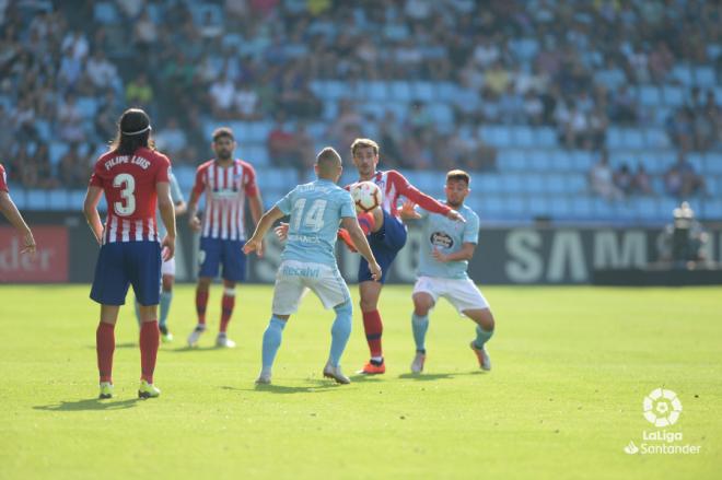 Lobotka y Fran Beltrán intentan robarle el balón a Griezmann en el Celta-Atlético de Madrid que se jugó en Balaídos (Foto: LaLiga Santander).