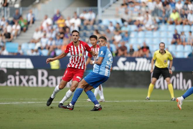 El Almería, durante un duelo esta temporada ante el Málaga.