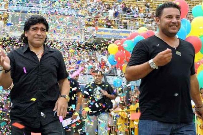 Maradona y Antonio Mohamed, en un campo de fútbol (Foto: Olé).