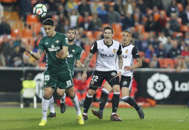 Marc Bartra en el último partido del Betis en Mestalla.