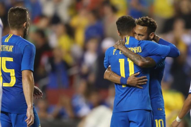 Neymar y Coutinho se abrazan en el debut de Neto. (Foto: L. Figueredo / CBF)