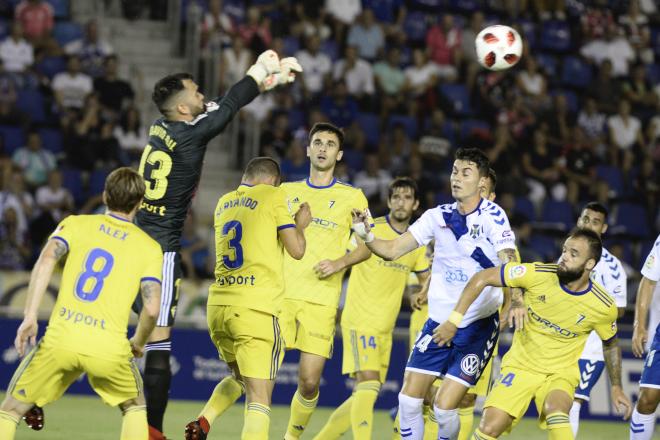 David Gil despeja una pelota durante un partido del Cádiz.