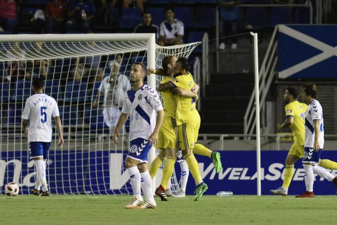 Romera, felicitado tras su gol (Foto: Sandra Acosta).
