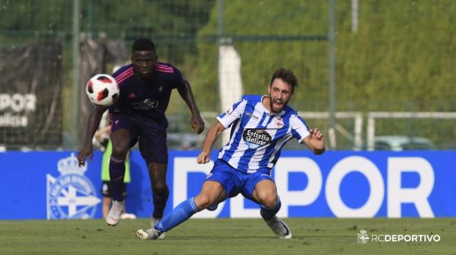 Javi Cobo, centrocampista del Fabril, contra el Celta B en Abegondo (Foto: RCD).