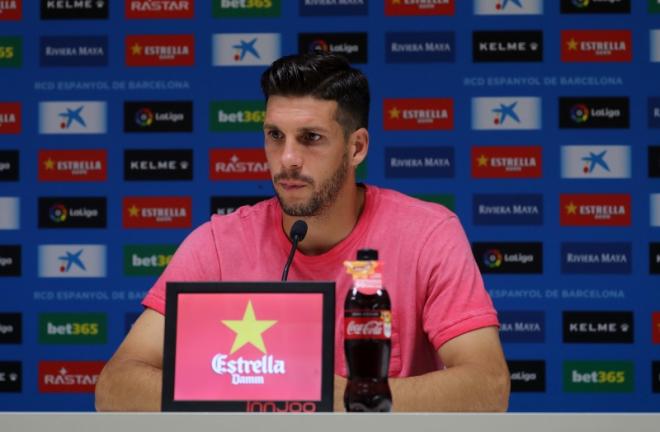 El capitán del Espanyol Javi López atiende a los medios en sala de prensa (@RCDEspanyol).