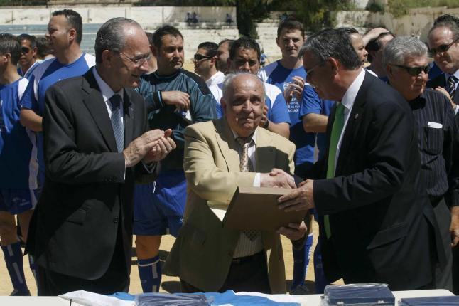 Julían Torralba, en el centro, junto a Francisco de la Torre y Francisco Martín Aguilar (Foto: La Opinión de Málaga).