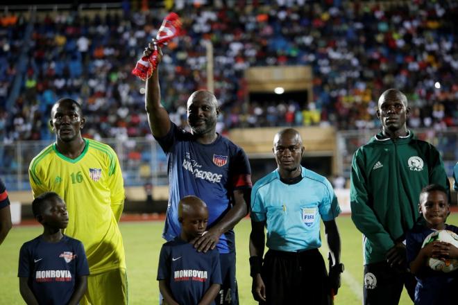 George Weah saluda a sus aficionados antes del partido homenaje entre Nigeria y Liberia.