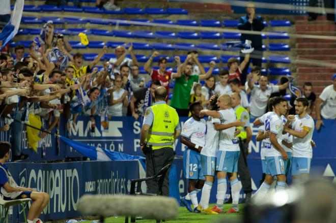 La plantilla del Real Zaragoza celebra el gol de Pombo ante el Dépor en Copa del Rey (Foto: Dani Marzo).