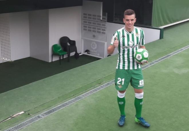 Lo Celso, ya vestido de verdiblanco en su presentación como jugador del Betis (Foto: Joaquín Corchero).