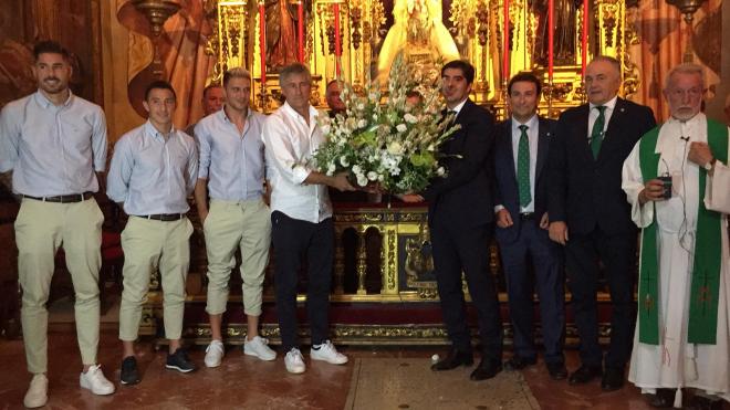 Ángel Haro, junto a Setién y los capitanes del Betis, en la ofrenda floral.