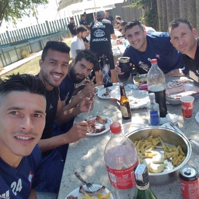 Roncaglia, Cabral, Néstor Araujo y Maxi Gómez, en el asado que se comió la plantilla del Celta en A Madroa (Foto: RCCV).