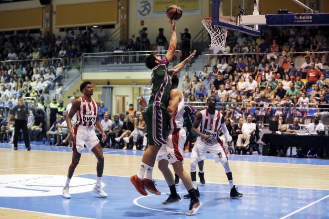 Penetración de Dani Díez (Foto: UNICAJABFOTOPRESS).