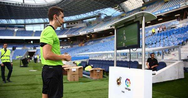 Un árbitro consulta el VAR en Anoeta. (Foto: Real Sociedad).