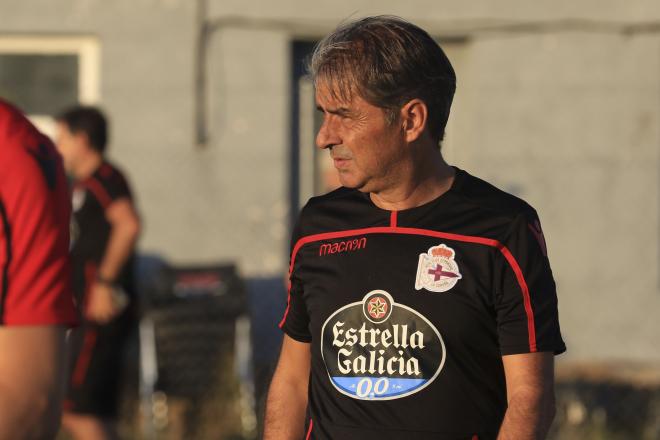 Natxo González dirige el entrenamiento del Deportivo en Segovia (Foto: RCD).