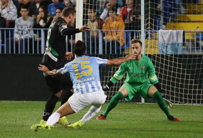 Angeleri intenta evitar el remate en un Málaga-Córdoba amistoso en 2014.