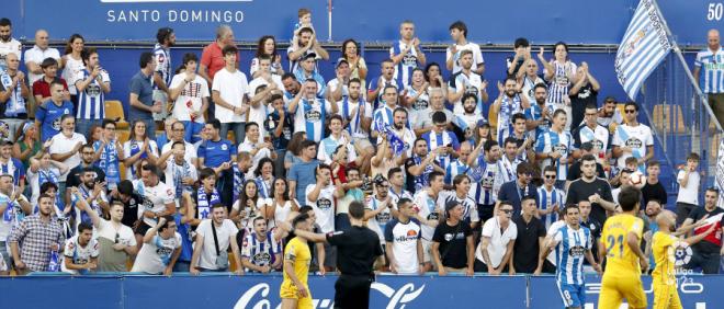 Aficionados del Deportivo animan a su equipo ante el Alcorcón en Santo Domingo (Foto: LaLiga).