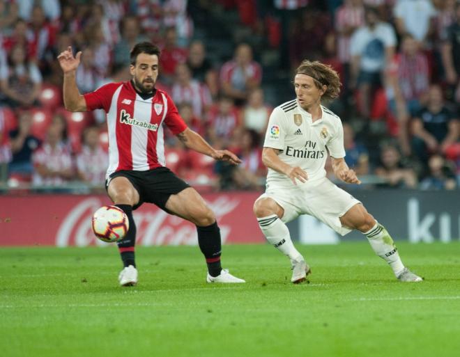 Beñat intenta controlar un balón ante Modric. (Foto: Athletic Club).