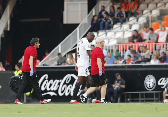 Kondogbia se retira lesionado en un partido. (Foto: David González)