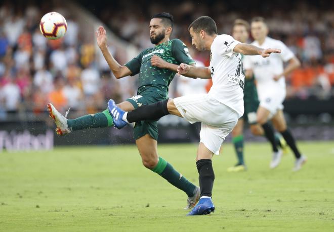 Gayà defiende ante el Betis en Mestalla. (Foto: David González)