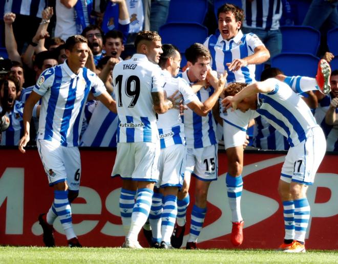 Los jugadores de la Real Sociedad celebran un gol en Anoeta (Foto: EFE).