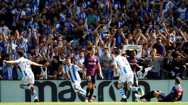 Aritz Elustondo celebra su gol con la Real Sociedad ante el Barcelona en Anoeta la pasada temporada (Foto: EFE).