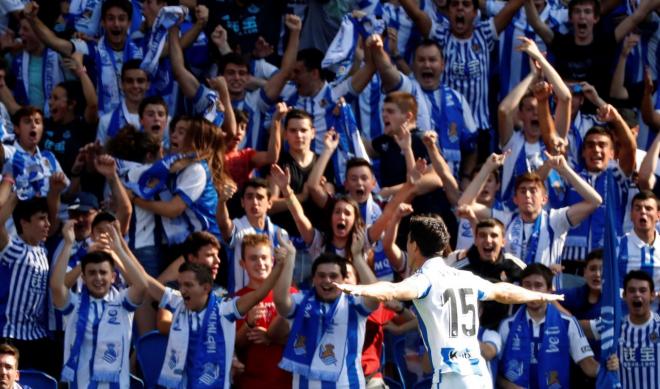 Los aficionados de la Real festejando un gol. (Foto: EFE).