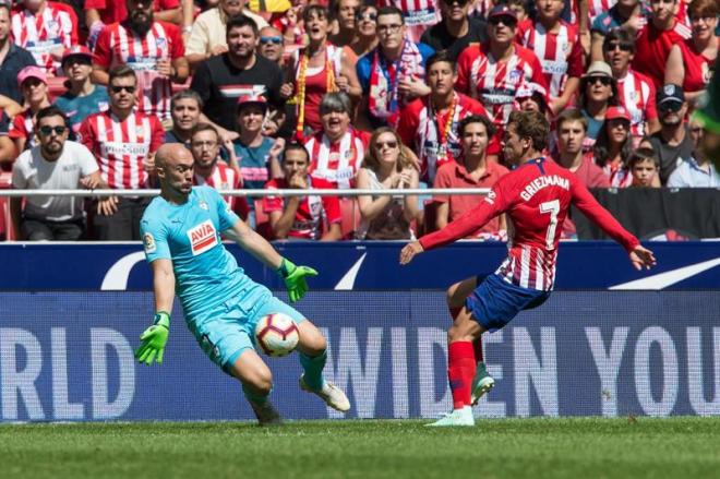 Dmitrovic evita un gol de Griezmann en el Atlético de Madrid-Eibar (Foto: EFE).