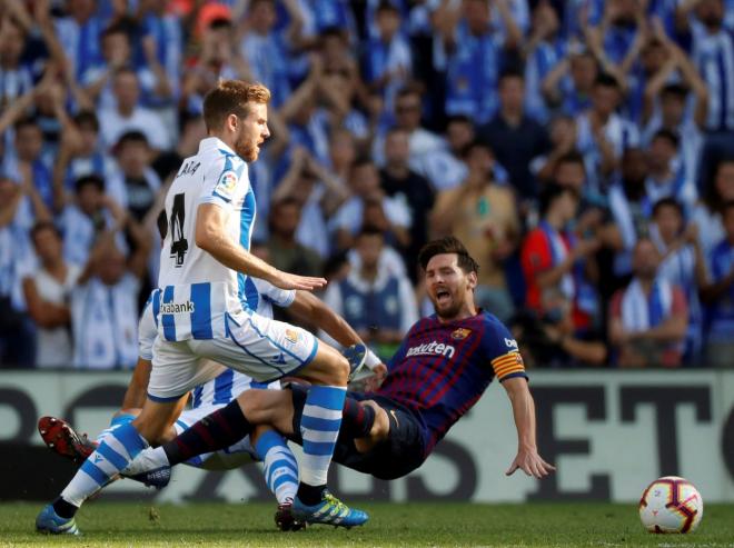 Illarramendi y Messi, en un lance del Real Sociedad-Barcelona en Anoeta de la pasada temporada (Foto: EFE).